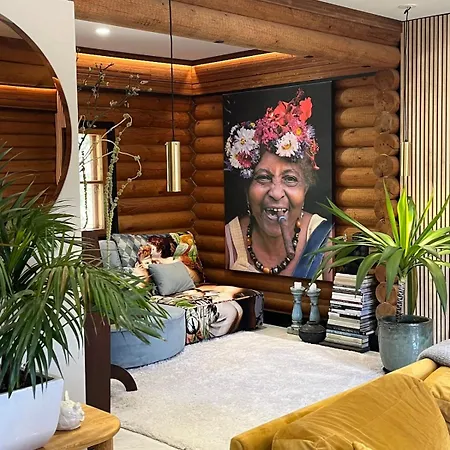 Uniq Log House, Private Garden, Artist Road