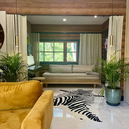 Uniq Log House, Private Garden, Artist Road 图苏拉