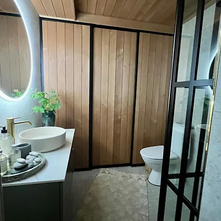 Uniq Log House, Private Garden, Artist Road *