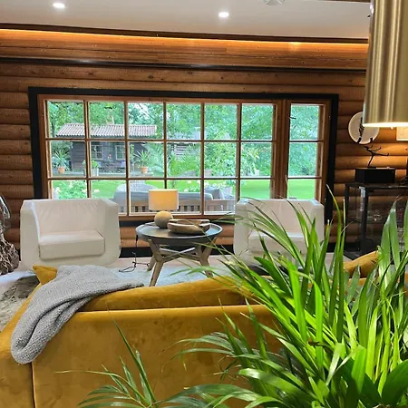 Uniq Log House, Private Garden, Artist Road וילה